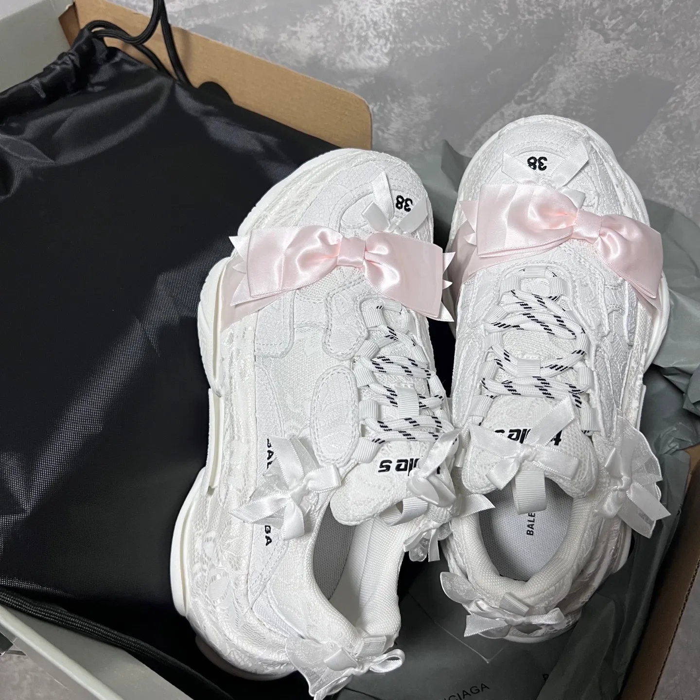 👟👟Ex-factory price 720👟👟 BALENCIAGA, lace bow Paris daddy, lace bow🎀triples are really super cute, white lace➕pink ribbon bow🎀definitely touches the heart of girls, this design actually has a sweet and cool feeling! There’s no girl who doesn’t like lace! Break through the cool dad shoe series and boldly try sweet styles! Code number: 35-39 (40 customized)
